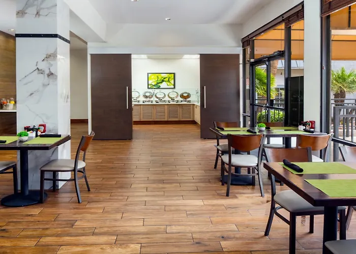 Hotel And Airport North By Ihg 3*